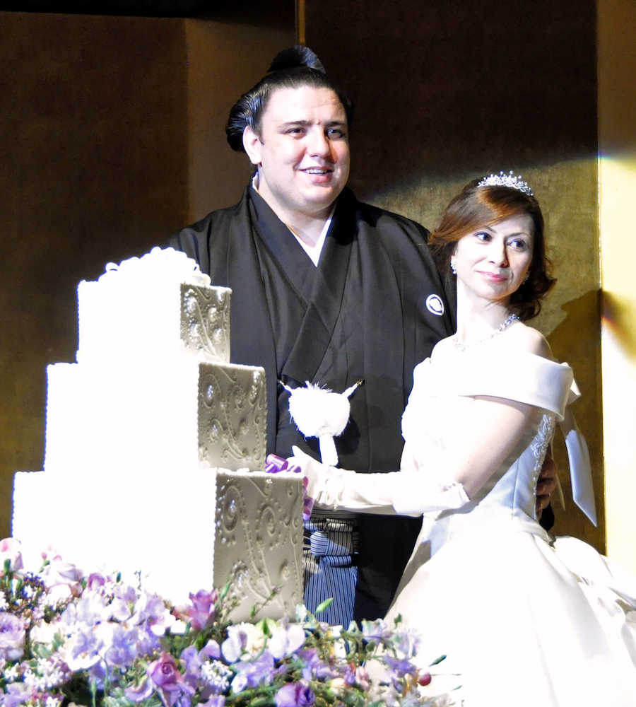 結婚披露宴でケーキに入刀する碧山（左）と新婦のビオレタ・トドロバさん