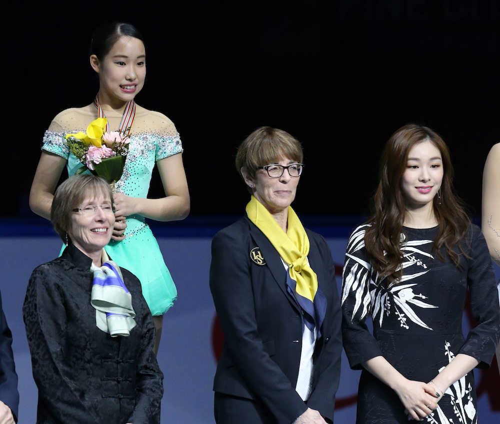 ＜フィギュア四大陸選手権・女子フリー＞表彰式でプレゼンターのキム・ヨナさん（前右）から花束をもらった三原舞依