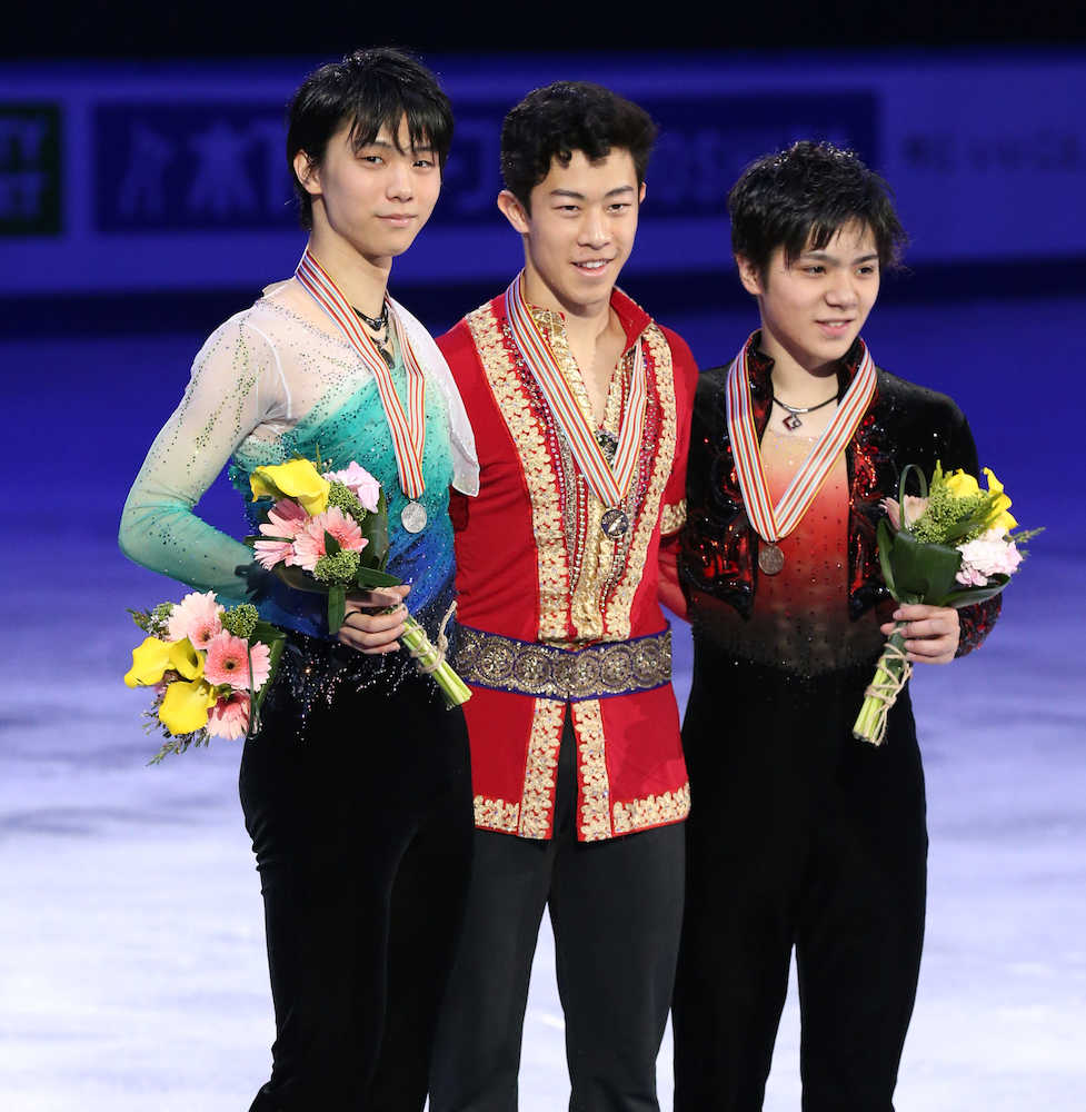 表彰式で並ぶ（左から）２位の羽生結弦、優勝したネイサン・チェン、３位の宇野昌磨