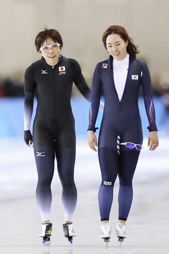 女子５００メートルのレース後、韓国の李相花（右）と言葉を交わす小平奈緒