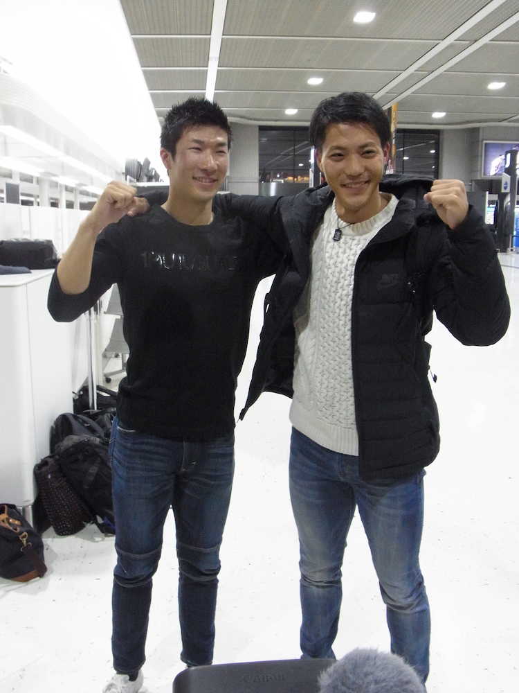 オーストラリア・ゴールドコーストで行う合宿のため、成田空港から出発した陸上男子の山県亮太（右）と桐生祥秀