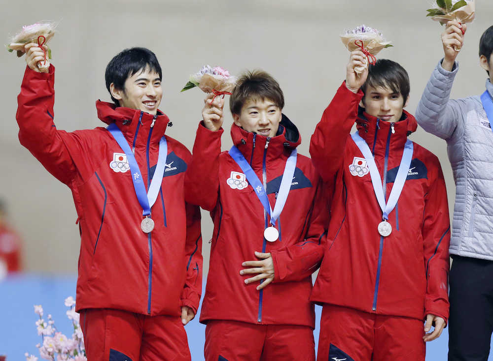 男子団体追い抜きで銀メダルを獲得し、表彰台で笑顔を見せる（左から）土屋良輔、中村奨太、ウィリアムソン師円