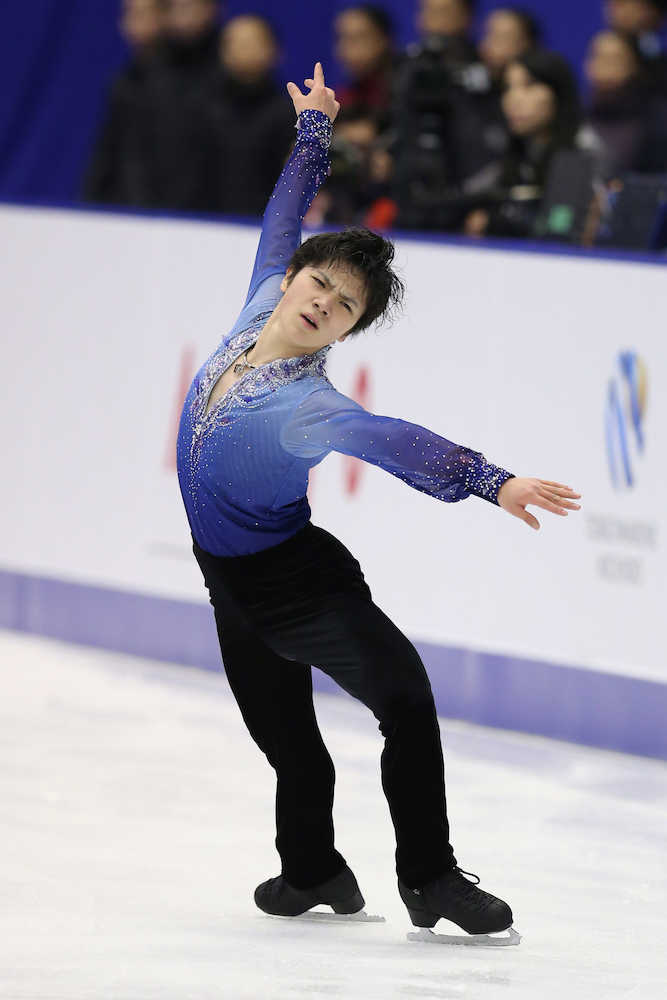 札幌冬季アジア大会フィギュアスケート男子ＳＰで、新しい青の衣装で滑る宇野昌磨
