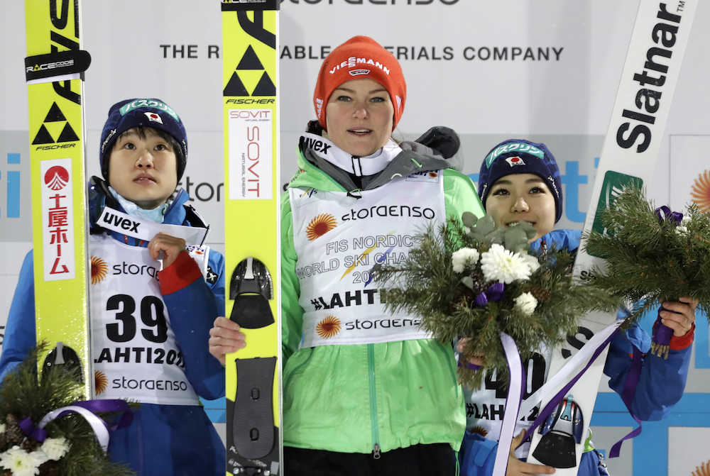 世界選手権ジャンプ女子個人で優勝したフォクト（中）２位の伊藤（左）、３位の高梨