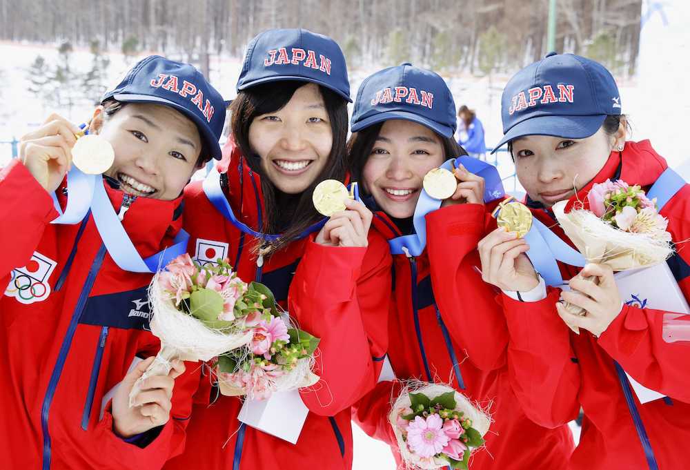 女子２０キロリレーで獲得した金メダルを手にする（左から）小林、滝沢、宮崎、大林