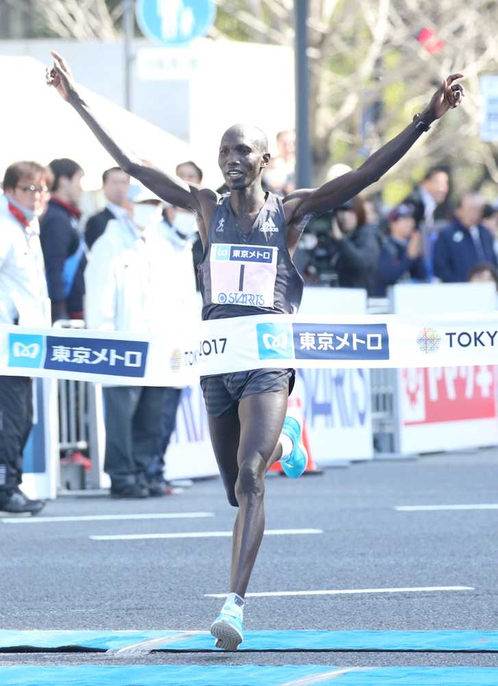東京マラソンで２時間３分５８秒のタイムで初優勝を飾ったキプサング