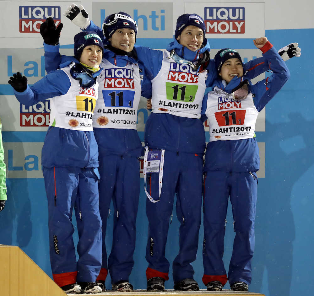 表彰台で笑顔を見せる３位となった日本の（左から）伊藤、伊東、竹内、高梨