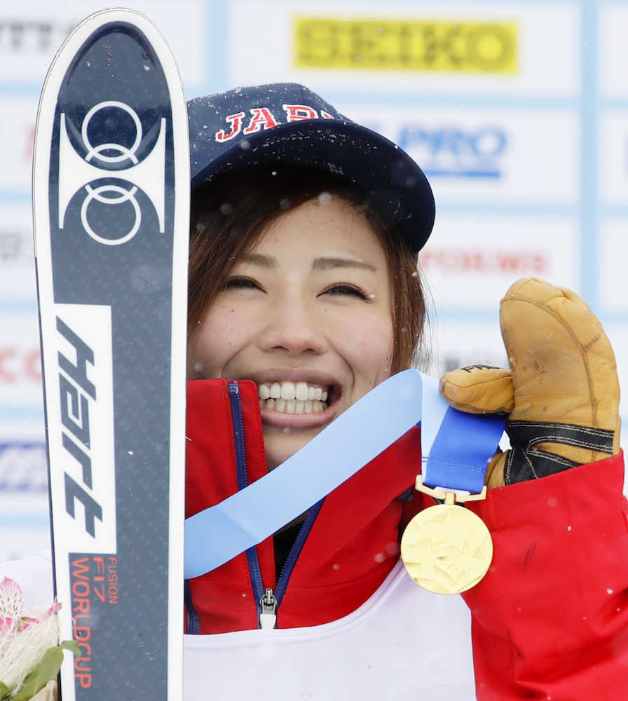 女子モーグルで優勝し、金メダルを手に笑顔の村田愛里咲
