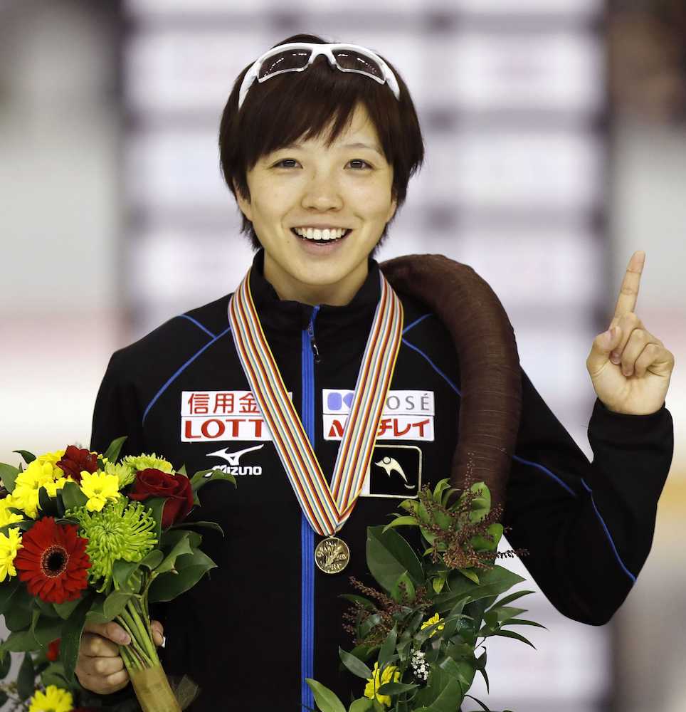 スピードスケートの世界スプリント選手権で日本女子初の総合優勝を決め、表彰式で笑顔の小平奈緒