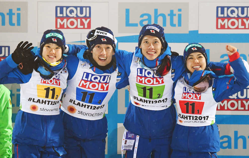 ジャンプ混合団体で銅メダルを獲得した（左から）伊藤有希、伊東大貴、竹内択、高梨沙羅