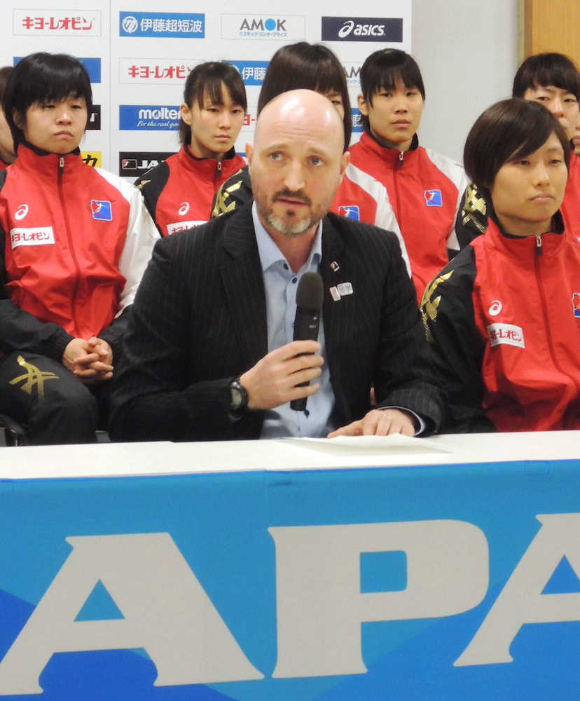 ハンドボール女子のアジア選手権に向け、記者会見で意気込みを語る日本代表のウルリック・キルケリー監督