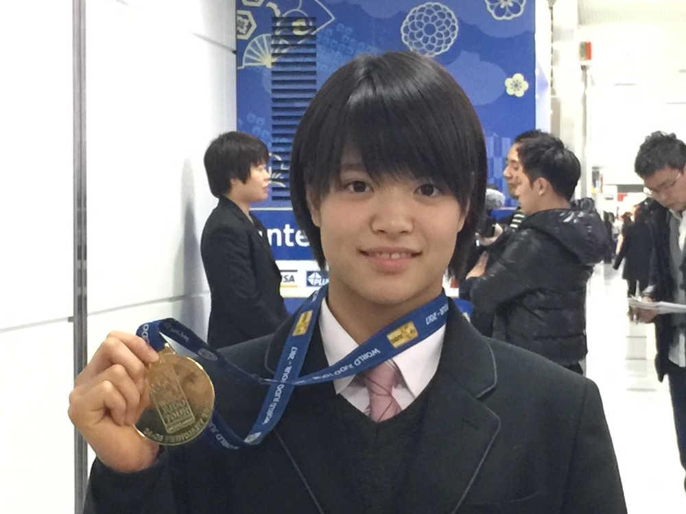 柔道のグランプリ・デュッセルドルフで優勝し、成田空港に帰国した女子５２キロ級の阿部詩
