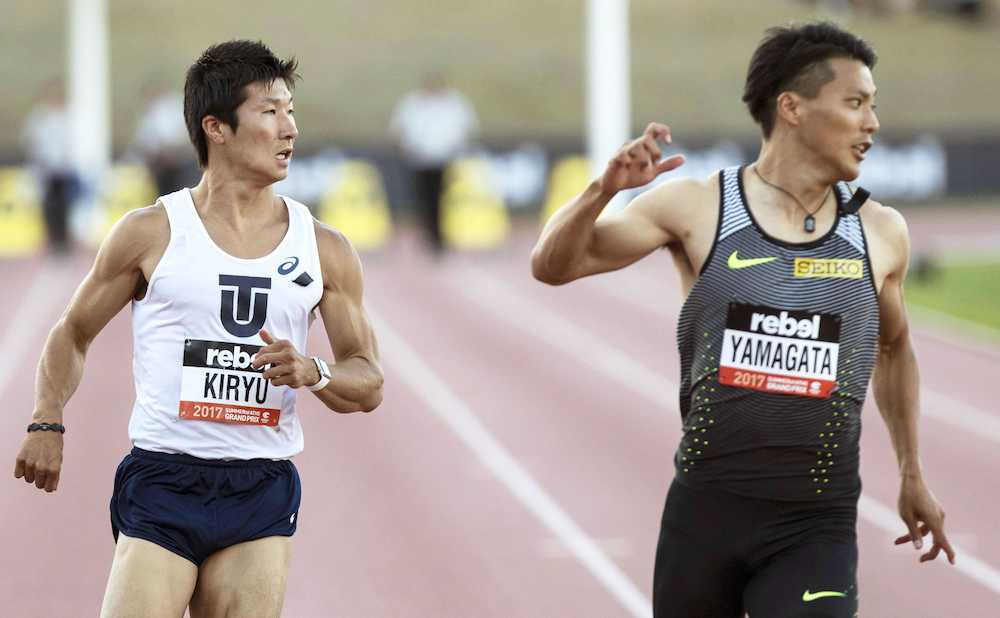 今季初戦となる陸上競技会の男子１００メートルで、ユニホームの左胸に喪章をつけてレースに臨んだ桐生祥秀（左）と山県亮太