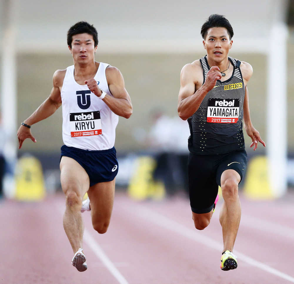 オーストラリア・キャンベラで行われた陸上競技会の男子１００メートルに出場し、力走する桐生祥秀（左）と山県亮太