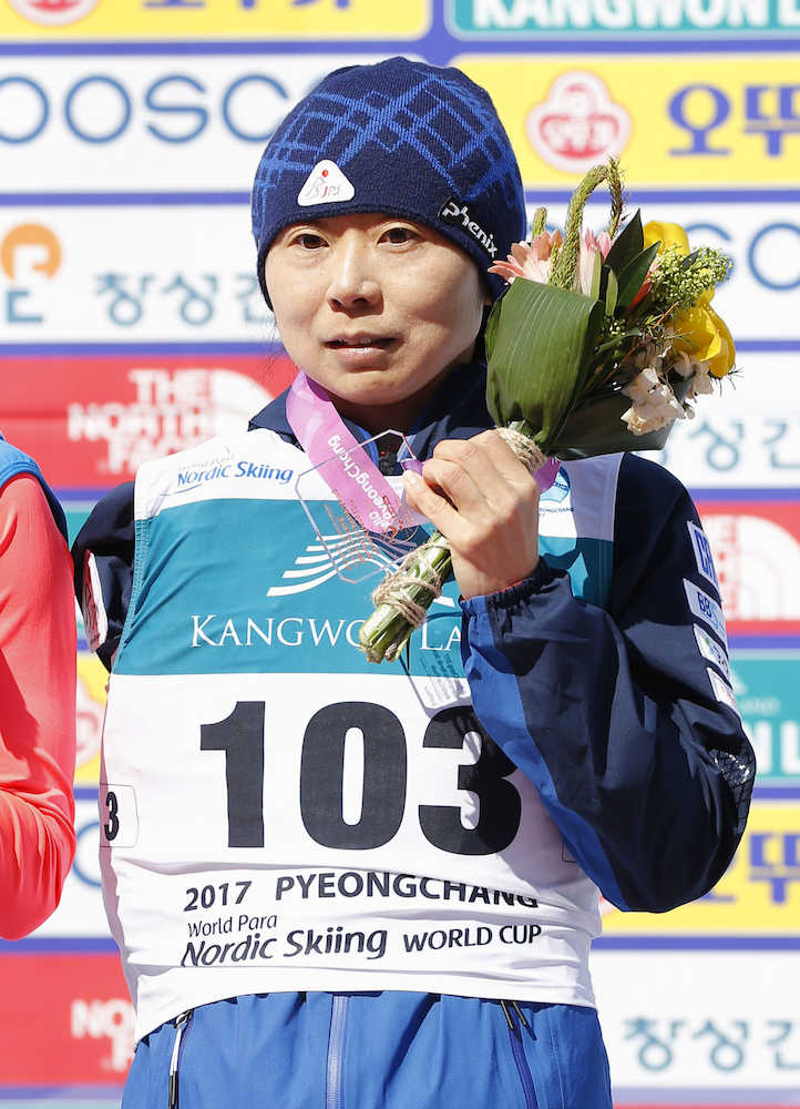 女子距離立位１５キロで３位になり、メダルを手にする出来島桃子