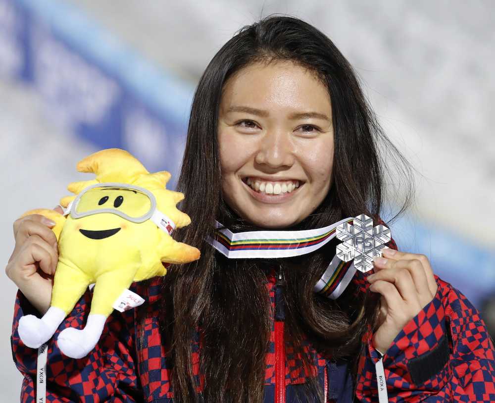 ハーフパイプ女子の銀メダルを手に笑顔を見せる松本遥奈