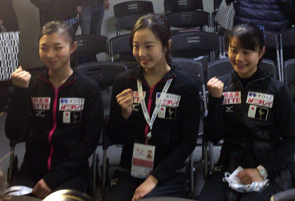 女子ＳＰの滑走順が決まってガッツポーズを見せる（左から）坂本、本田、白岩