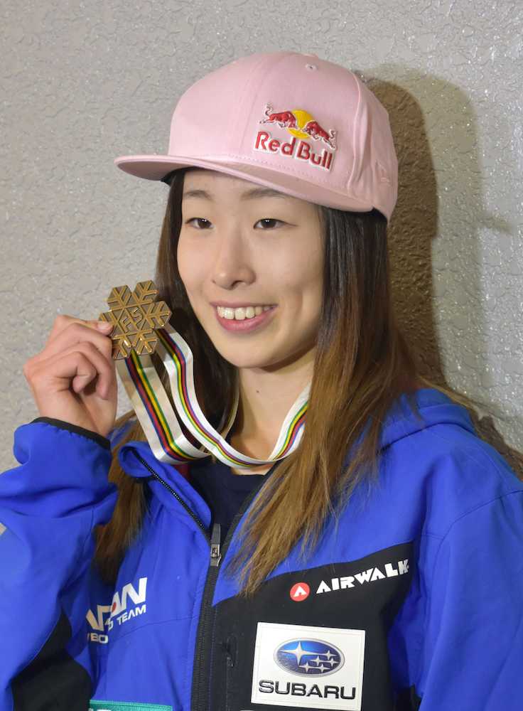 世界選手権から帰国し、銅メダルを見せるスノーボード女子の鬼塚雅