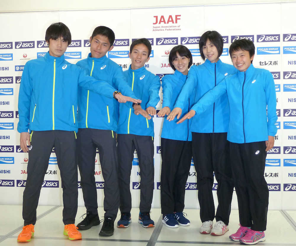 ポーズをとる世界選手権マラソン代表の（左から）中本健太郎、川内優輝、井上大仁、安藤友香、重友梨佐、清田真央