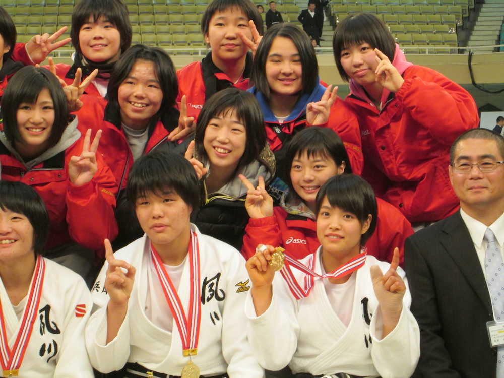 柔道の全国高校選手権の女子団体戦で初優勝を果たし、記念撮影で笑顔を見せる夙川学院の阿部詩（前列右から２人目）