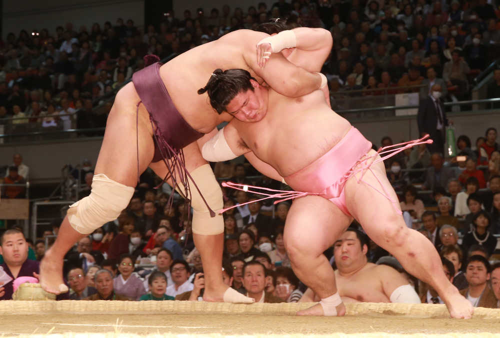 ＜大相撲春場所１１日目＞宇良は寄り切りで旭秀鵬（左）を破り６勝目を挙げる