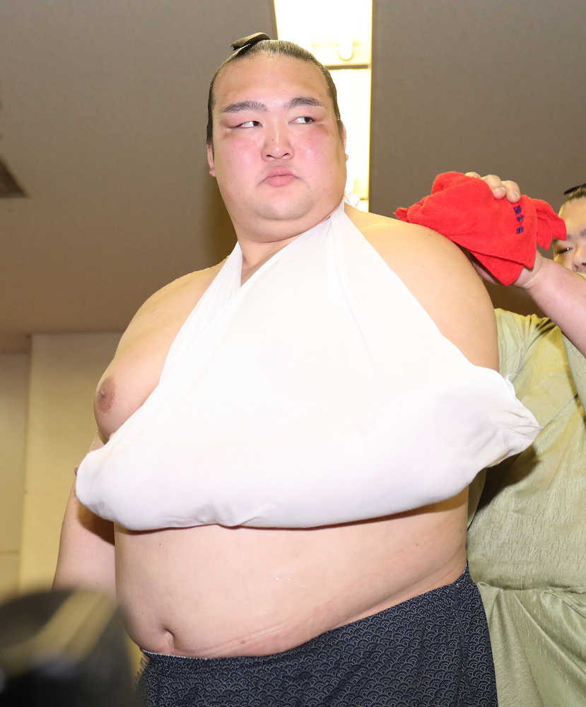 ＜大相撲春場所１３日目＞左肩を強打した稀勢の里は支度部屋で医師から三角巾で腕を固定される