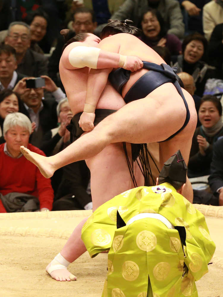 ＜大相撲春場所１３日目＞鶴竜を吊り上げる照ノ富士（左）