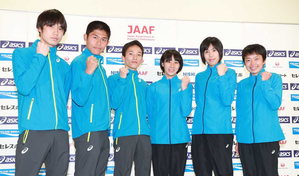 世界陸上マラソン日本代表選手会見のフォトセッションでポーズをとる（左から）中本、川内、井上、安藤、重友、清田