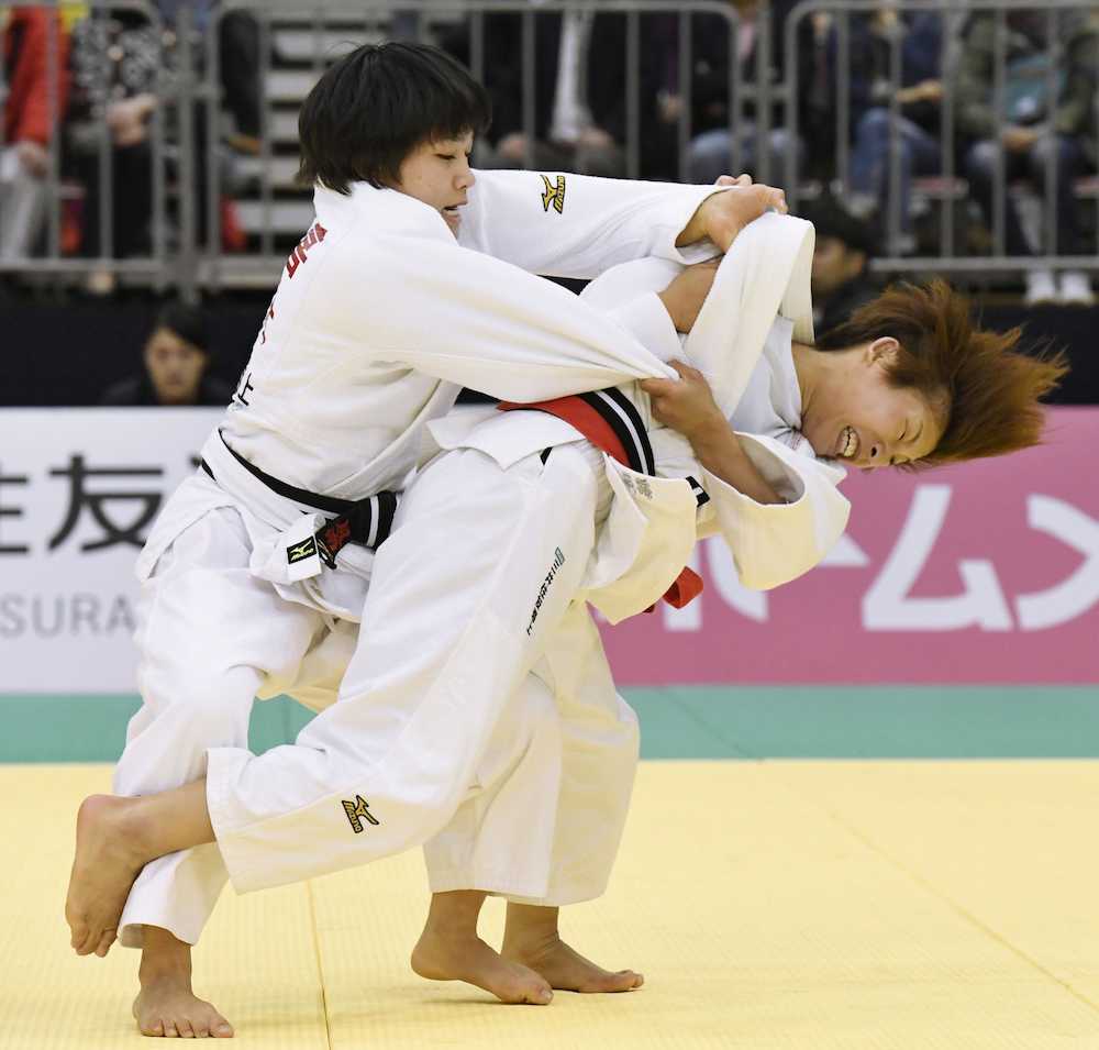 女子４８キロ級決勝、渡名喜（左）を破った近藤