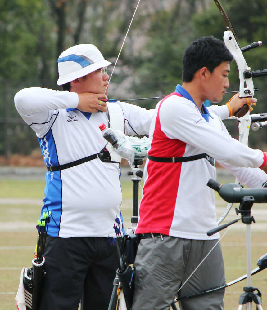 アーチェリー世界選手権代表の２次選考会で、男子トップの古川高晴（左）