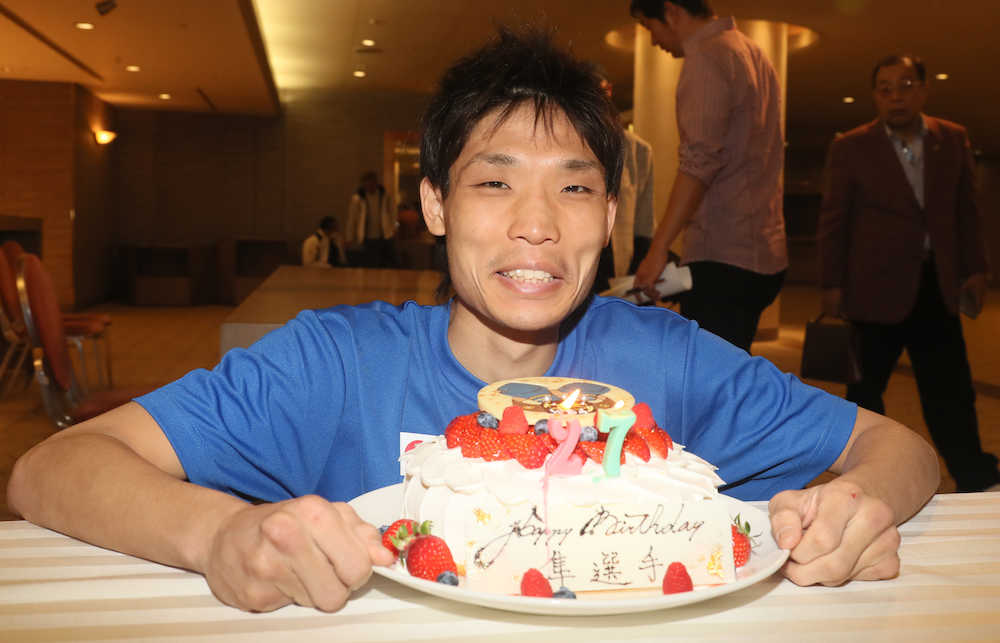 久保は２７歳の誕生日を迎えケーキを前に笑顔を見せる