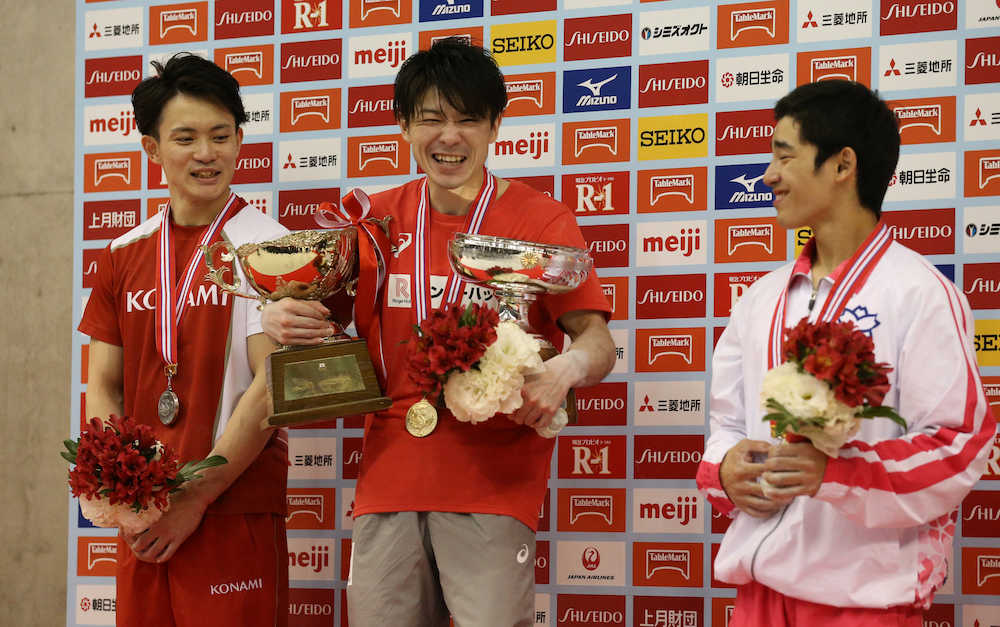 ＜全日本体操個人総合選手権決勝＞表彰式で笑顔を見せる内村航平（左から２人目）と２位の田中佑典（左）、３位の白井健三