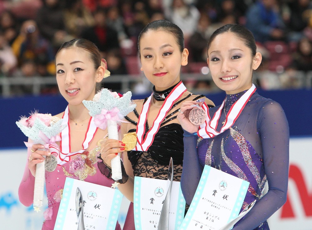 ０８年の全日本選手権でメダルを手に笑顔を見せる（左から）村主章枝、浅田真央、安藤美姫