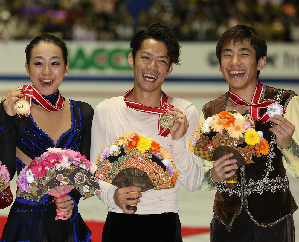 ２０１３年のＮＨＫ杯の表彰式で笑顔を見せる（左から）浅田真央、高橋大輔、織田信成