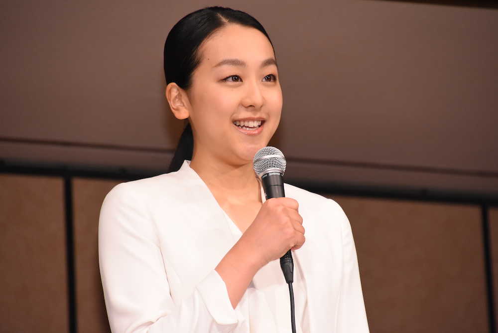 笑顔で引退会見に臨んだ浅田真央