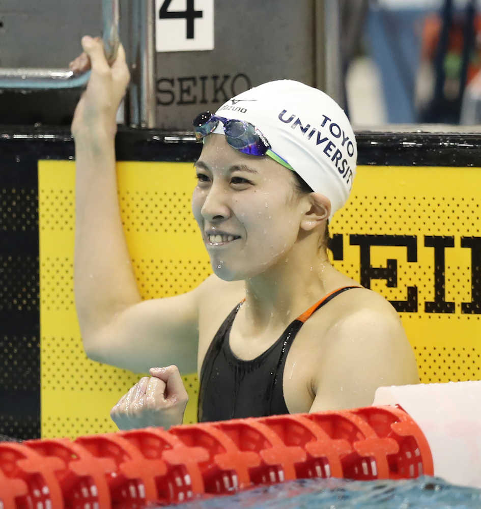 競泳日本選手権第２日　女子４００メートル個人メドレーを日本新記録で優勝した大橋は笑顔でガッツポーズ