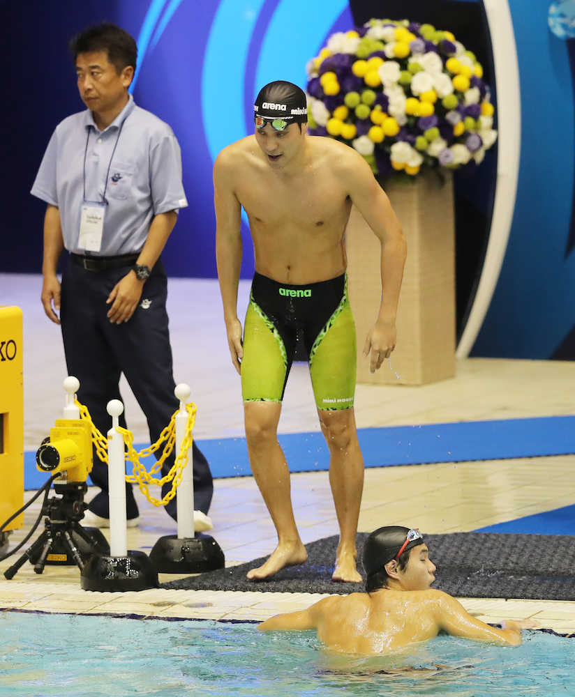 男子２００メートル平泳ぎで予選突破ならず、このレースで引退となった立石諒は、プールに一礼