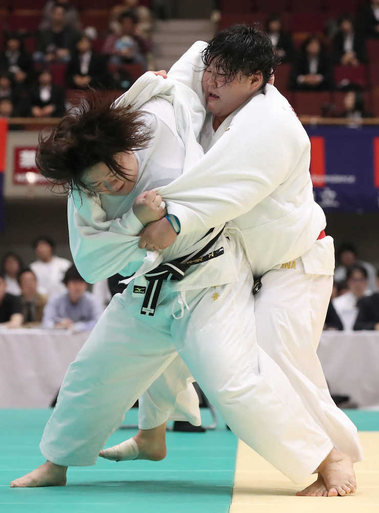 決勝戦で攻め合う田知本と朝比奈（右）