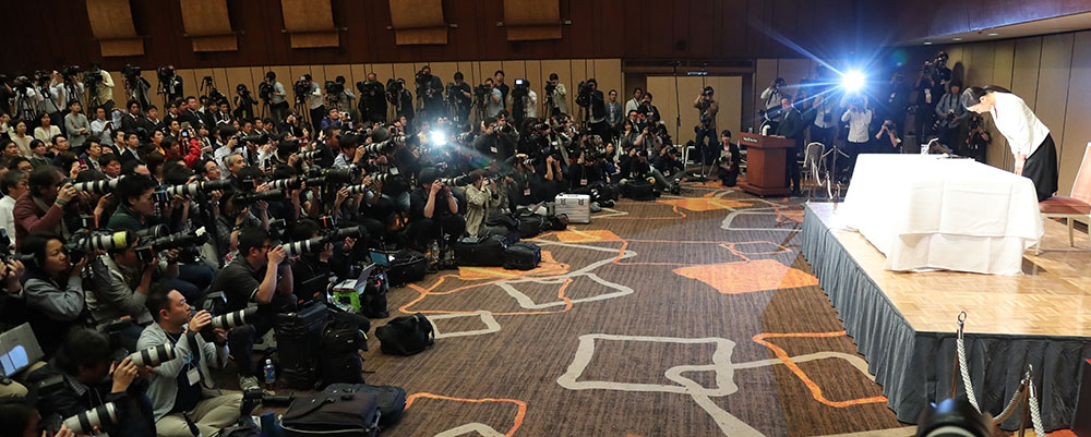 浅田真央さんの引退会見でカメラマン大集合の図