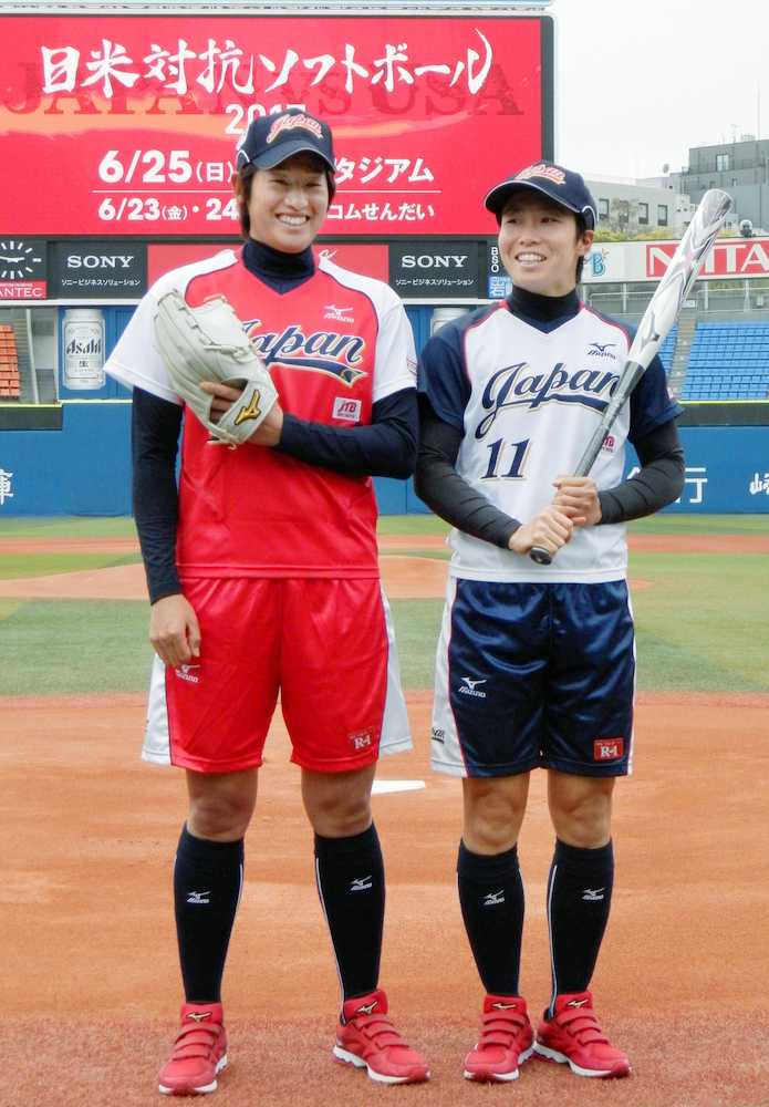 ソフトボール女子の日米対抗に出場する日本代表の上野由岐子（左）と山田恵里主将