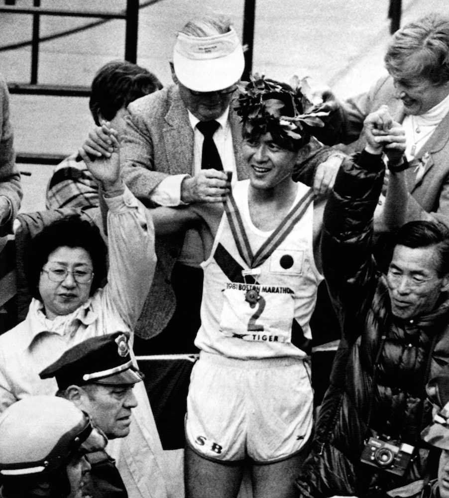 ８１年のボストン・マラソンで大会新記録の２時間９分２６秒で優勝し、月桂冠とメダルを受けた瀬古