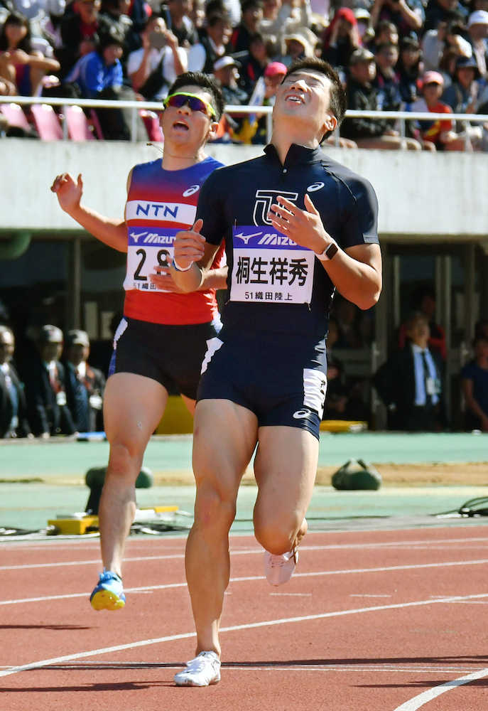 男子１００メートル決勝　レースを終えた桐生祥秀（右）