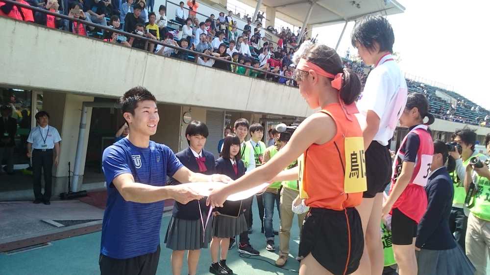 松江市の陸上大会にゲストで参加した桐生は表彰式のプレゼンターを務めた