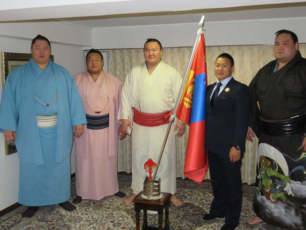 モンゴル大使館に集まった（左から）逸ノ城、貴ノ岩、白鵬、鳥取城北高教論のガントゥクス氏、照ノ富士