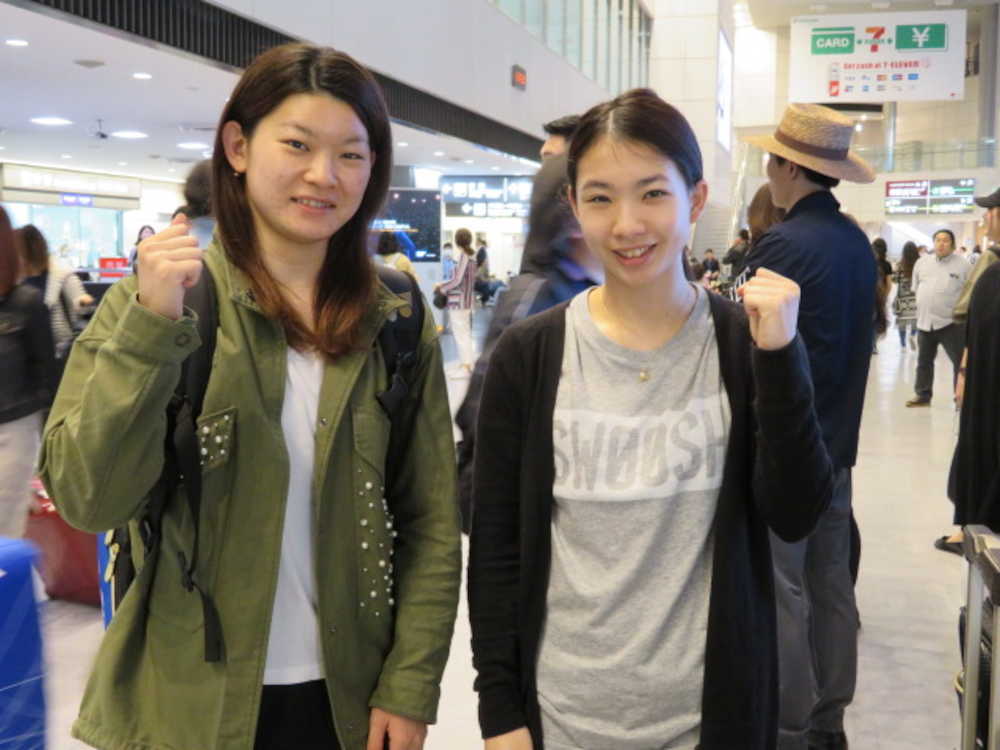 空港で取材に応じた高橋礼華（左）松友美佐紀