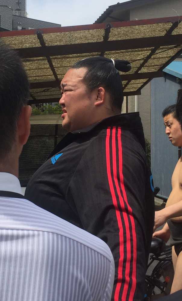 報道陣の取材に応じる稀勢の里