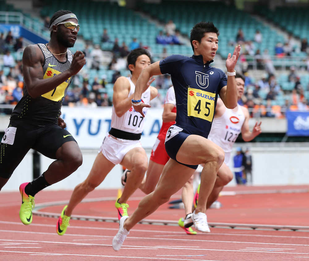 ＜静岡国際陸上競技大会＞男子２００メートル予選、予選突破を果たしたが決勝レースを棄権した桐生（右）