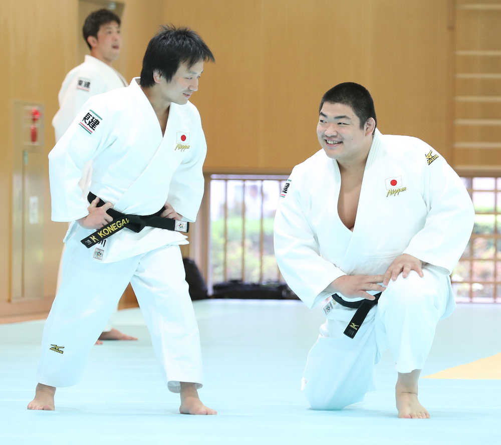 練習で古根川コーチ（左）と談笑する王子谷