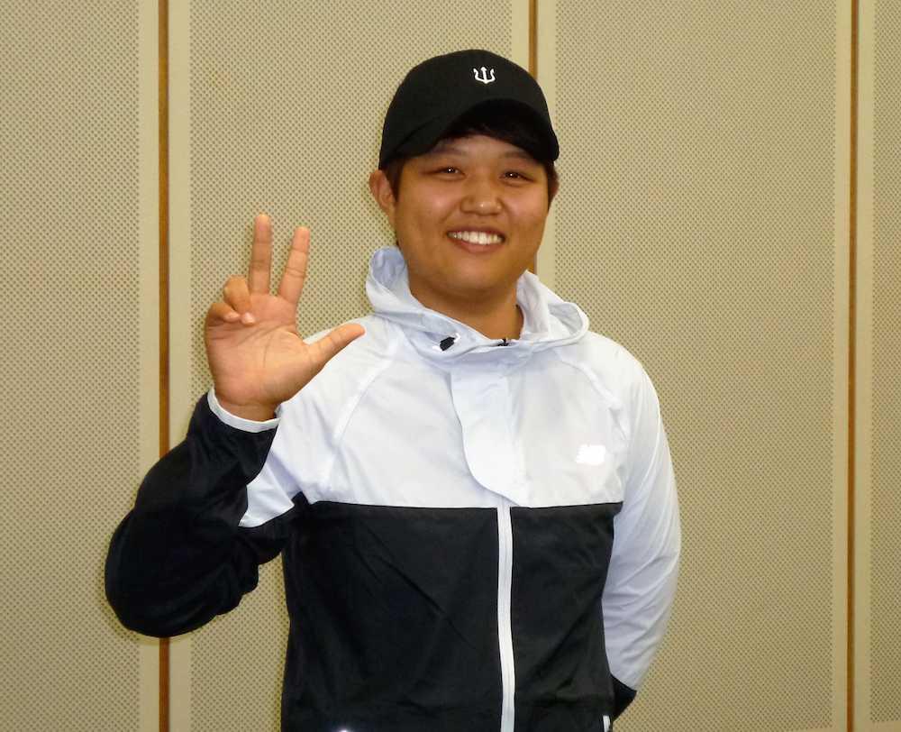 帰国会見を行った野村敏京は米ツアー３勝の「３」のポーズで笑顔