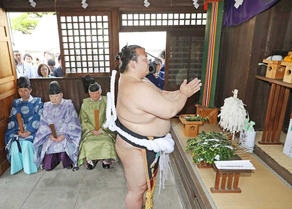野見宿禰神社に参拝する、大相撲の東横綱稀勢の里（代表撮影）